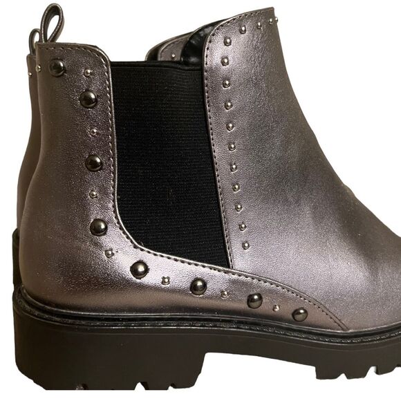 Charles By Charles David Radar Chelsea
Boot Pewter Metallic Size 8.5 - Picture 7 of 16